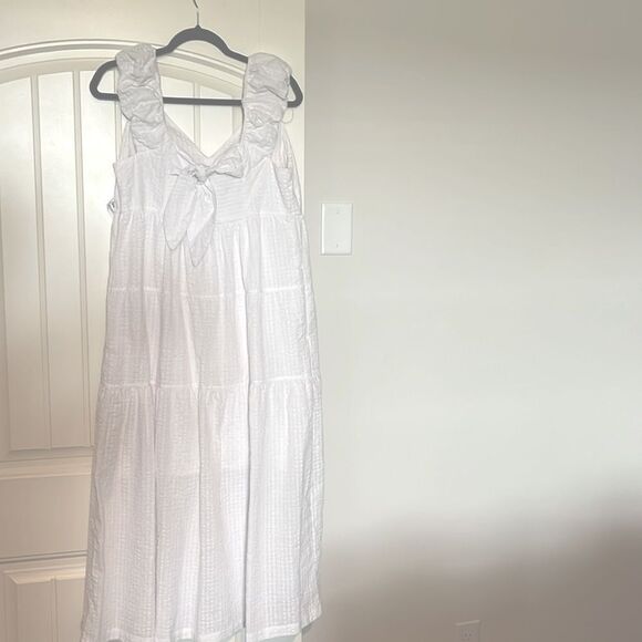 Elegant White Sleeveless Dress - Picture 3 of 6